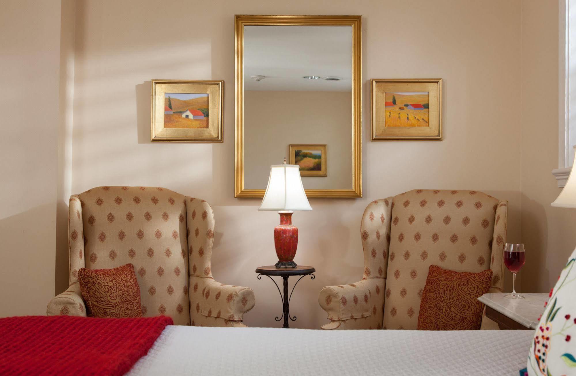 Embassy Circle Bed & Breakfast 4*
